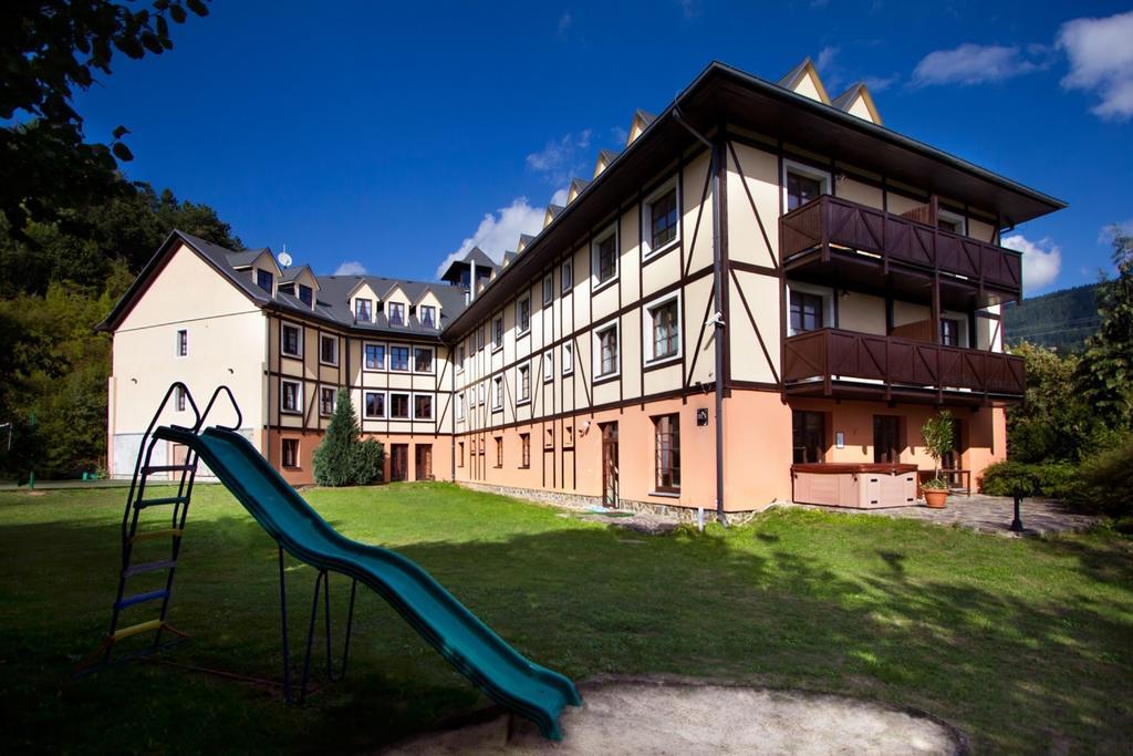 Hotel Golfer Кремница Экстерьер фото