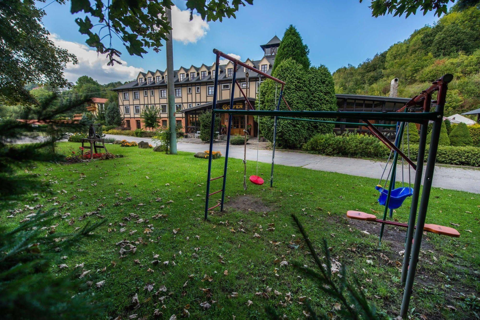 Hotel Golfer Кремница Экстерьер фото