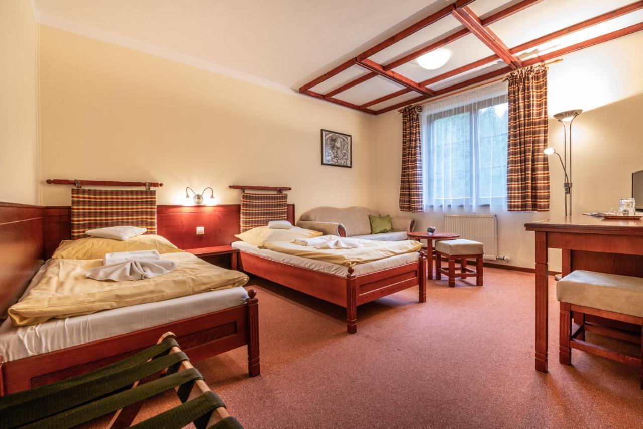 Hotel Golfer Кремница Экстерьер фото