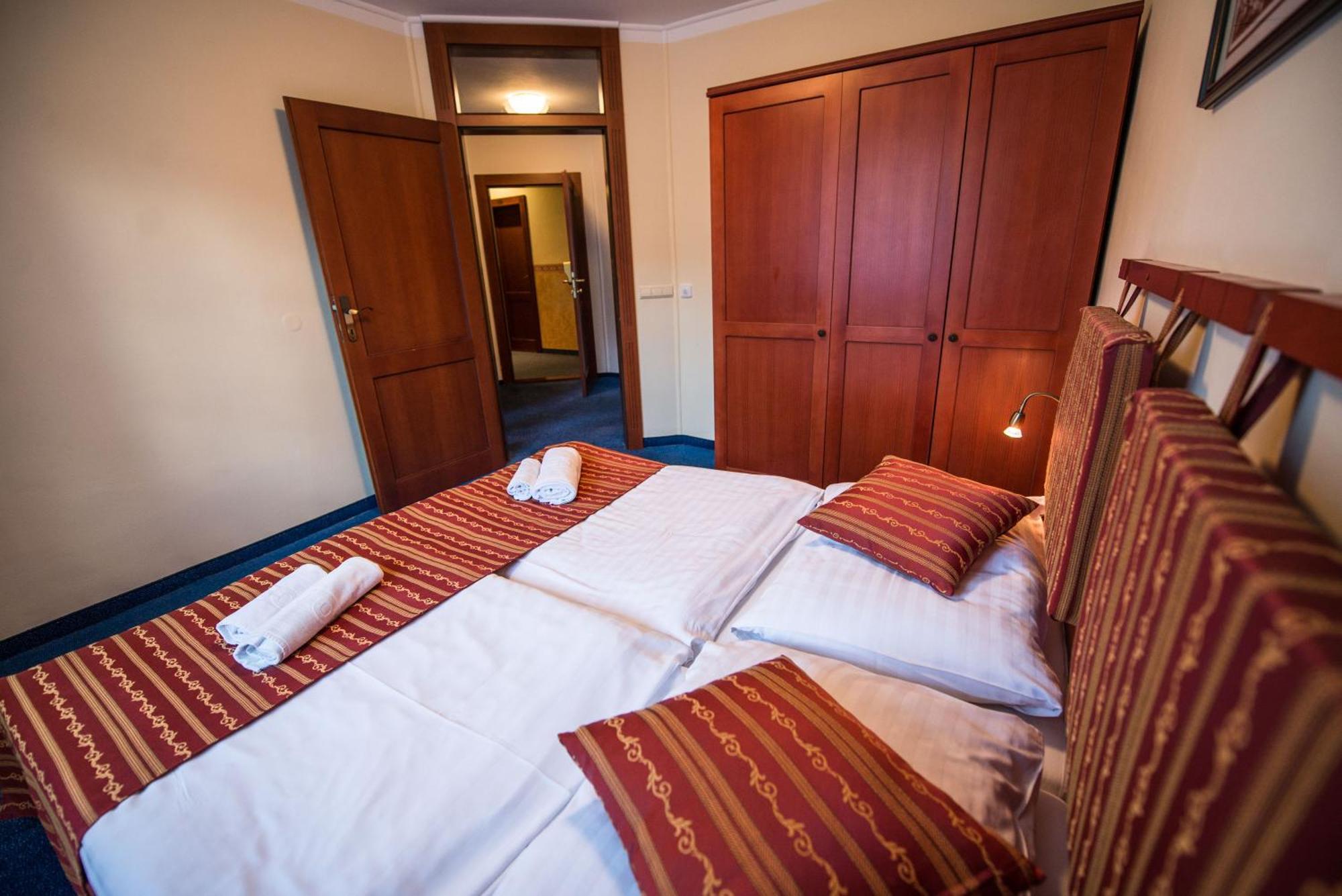 Hotel Golfer Кремница Экстерьер фото